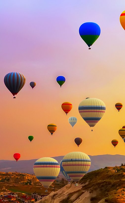 Touristen fahren Heißluftballons, Flug Ballon Festival Panorama, Kambodscha. Verlinkung zu Aktivreisen.